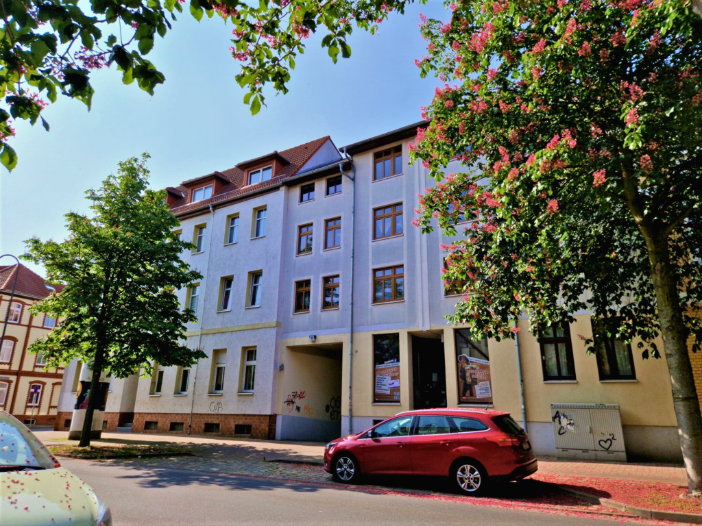 Großzügige Wohnung mit Stellplatz und Einbauküche in Dessau Nord
